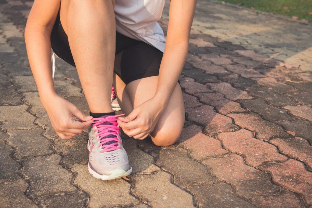 Tying shoelace